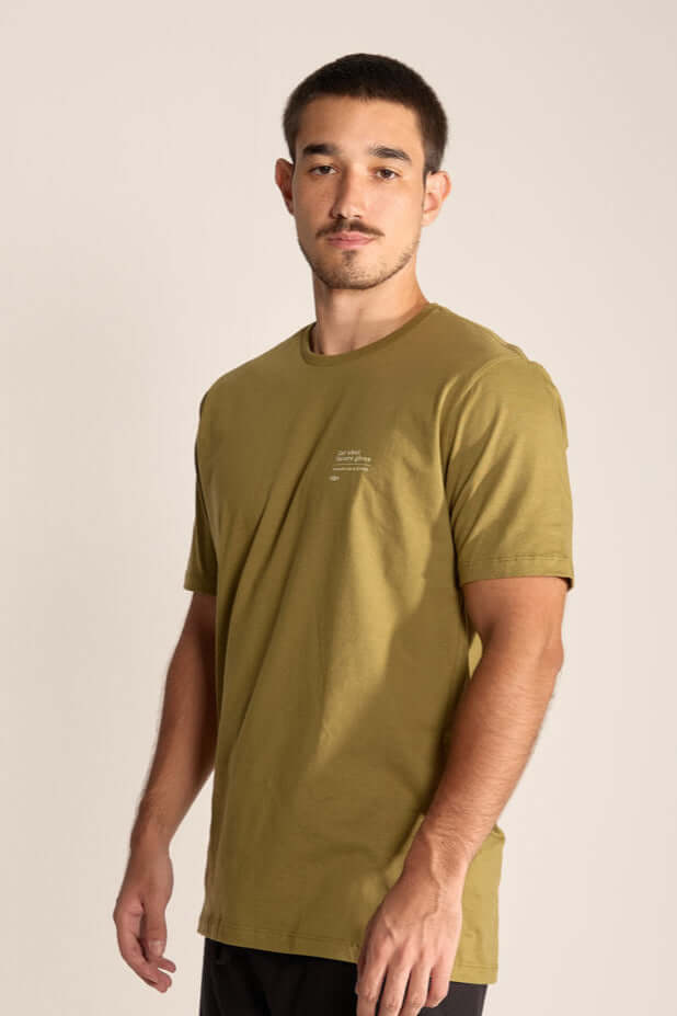 Camiseta masculina verde oliva Eat What Nature Gives da Greenish, feita em algodão, ideal para o dia a dia.
