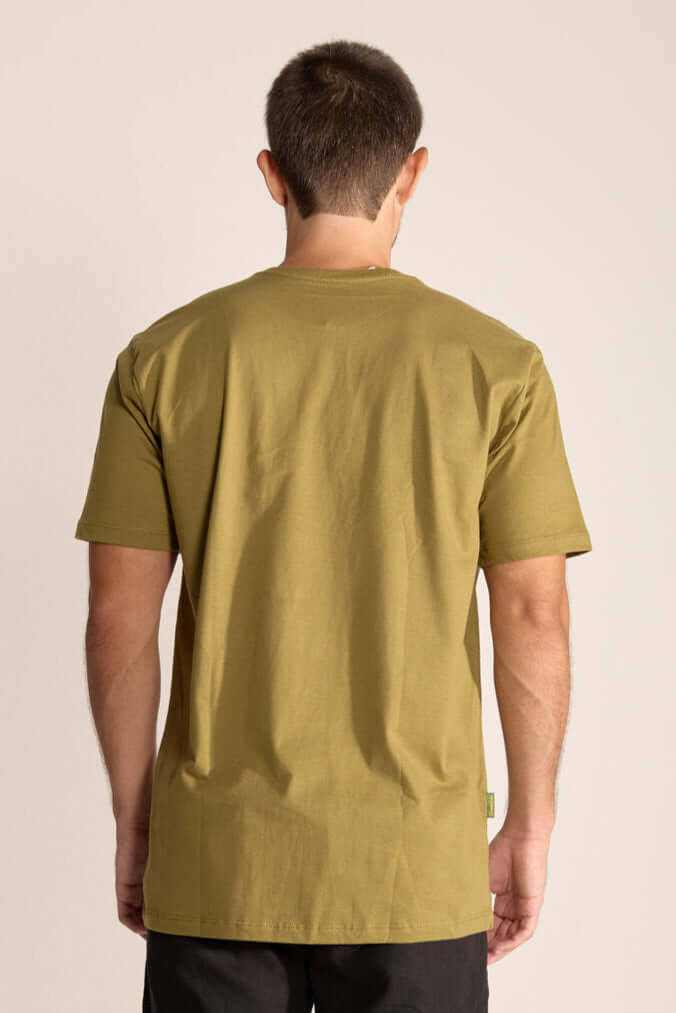 Camiseta masculina Greenish Eat What Nature Gives na cor verde oliva, vista de costas, com design clássico e confortável.