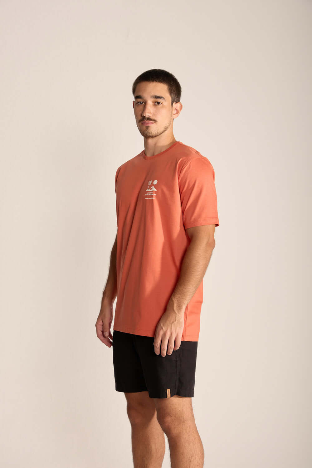 Camiseta masculina Greenish Palm, Sun and Waves na cor telha, estilo minimalista e confortável.