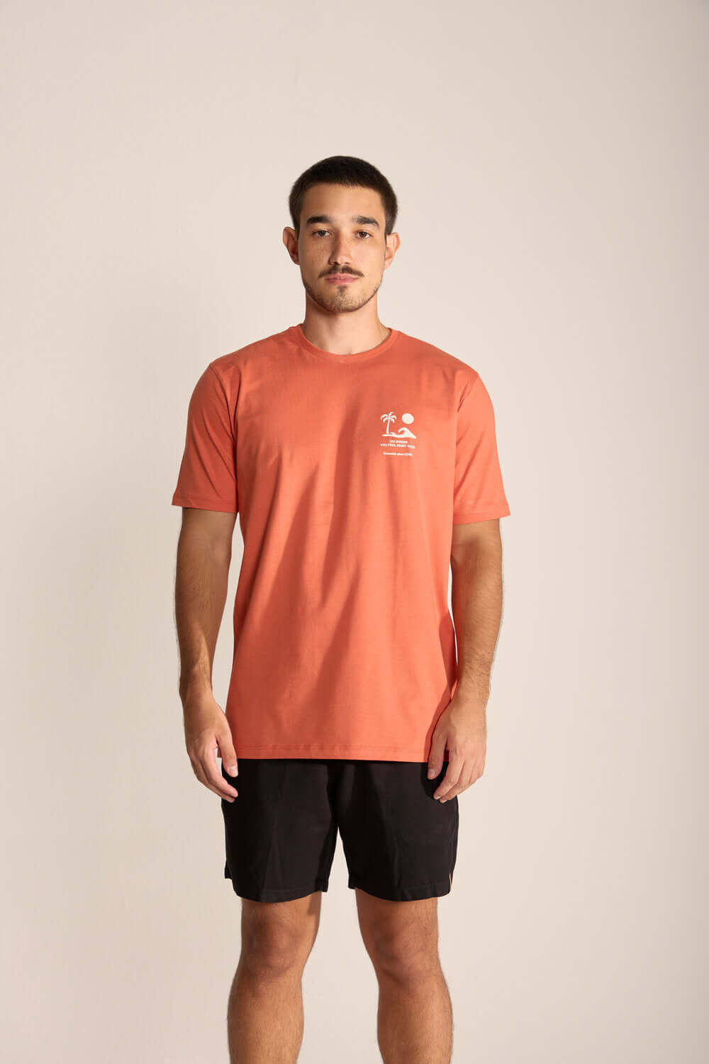 Camiseta masculina Telha da Greenish com arte minimalista de coqueiro, sol e mar, estilo descontraído.
