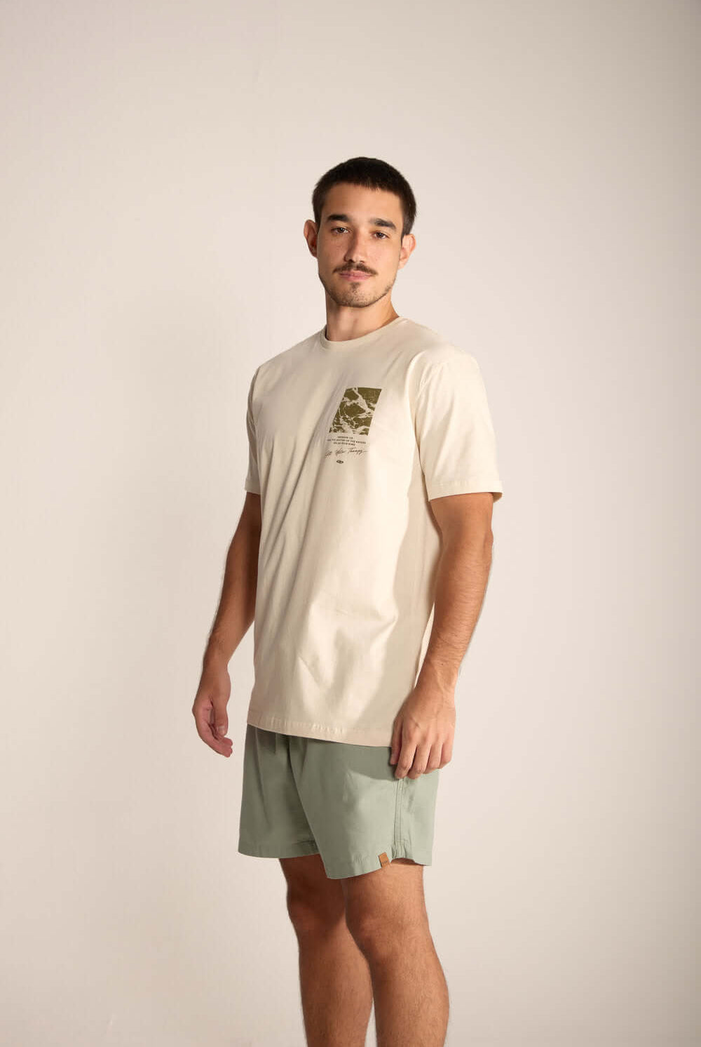 Camiseta Bege Salt Water Therapy da Greenish, com estampa de palmeira. Estilo descontraído para praia e lazer.