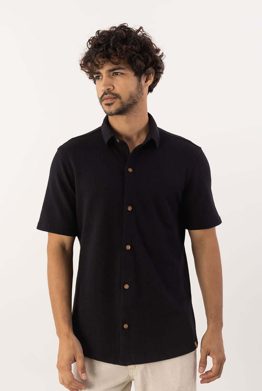 Camisa botão Maré preto da Greenish, estilo moderno, ideal para looks casuais e elegantes.