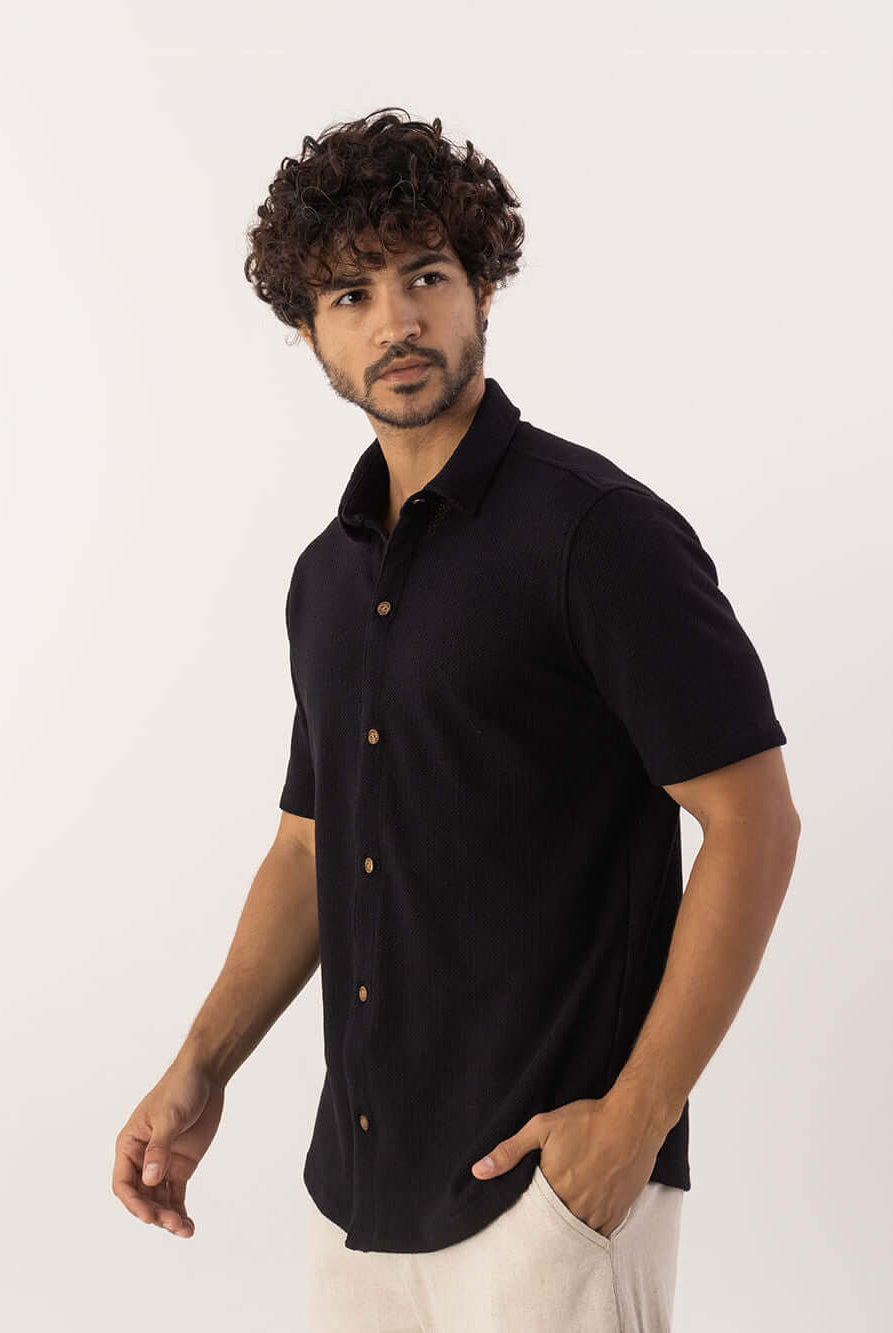 Camisa botão Maré preta da marca Greenish, ideal para estilo casual e elegância. Modelo masculino com botões.