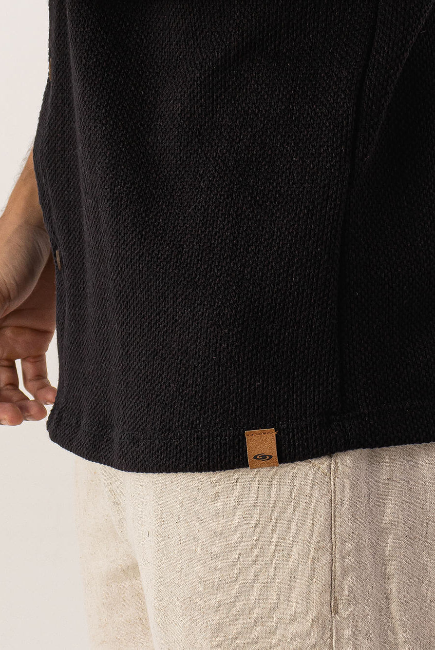 Camisa botão Maré preta da marca Greenish, com detalhe de etiqueta em couro, estilo casual e moderno.