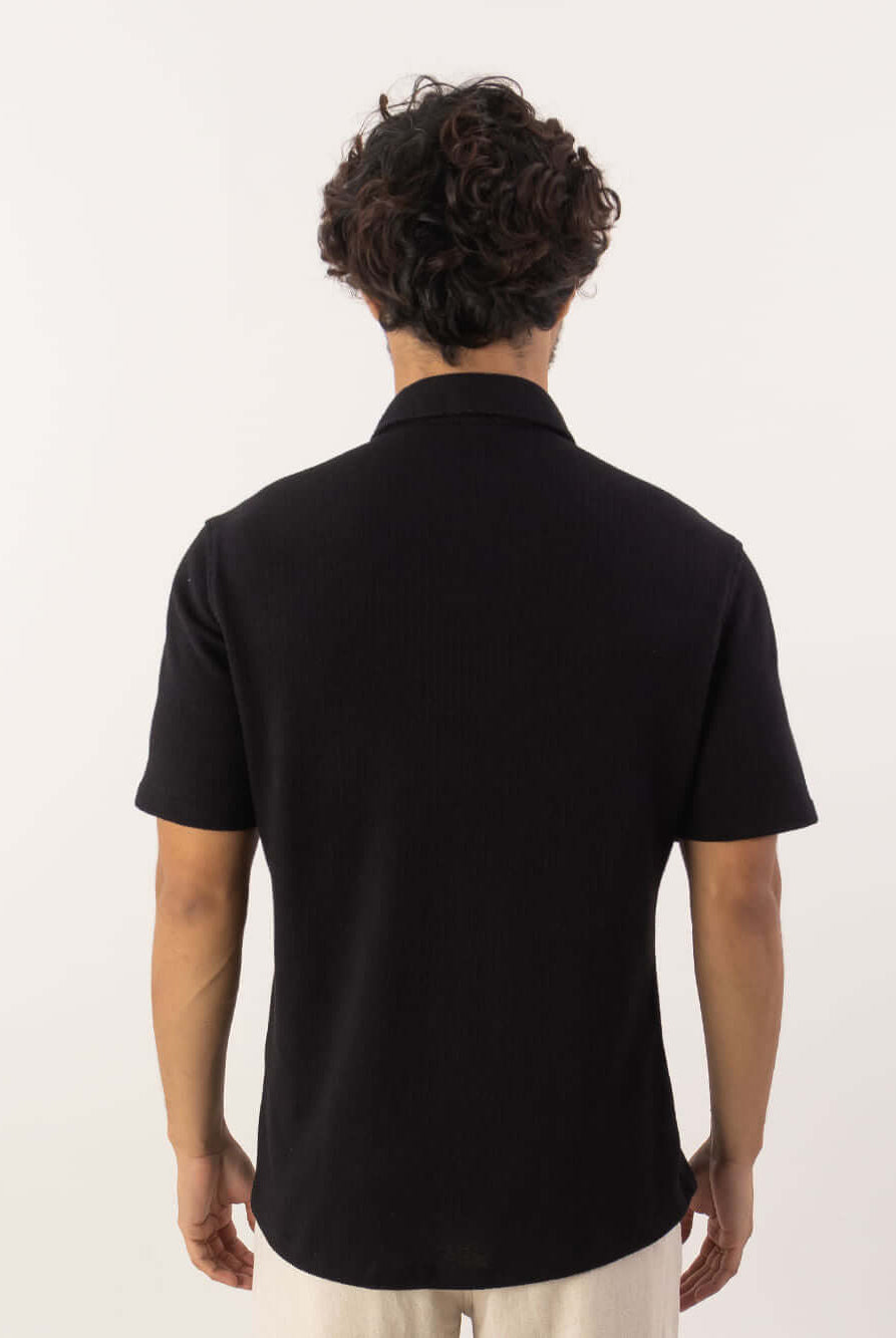 Camisa Botão Maré - Preto da Greenish vista de trás, com design elegante e moderno.