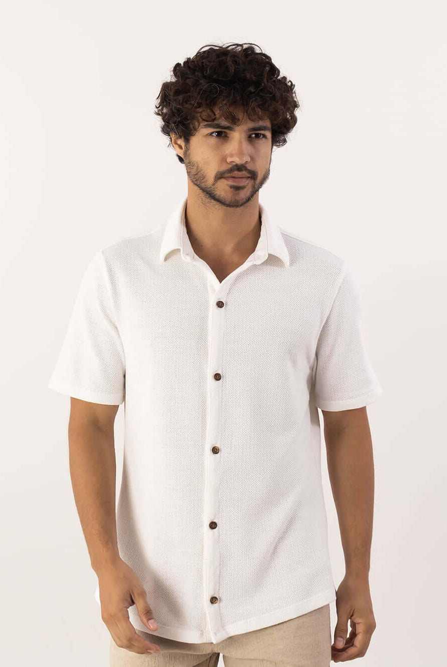 Camisa botão Maré off white da Greenish, estilo casual, com botão frontal e tecido leve.