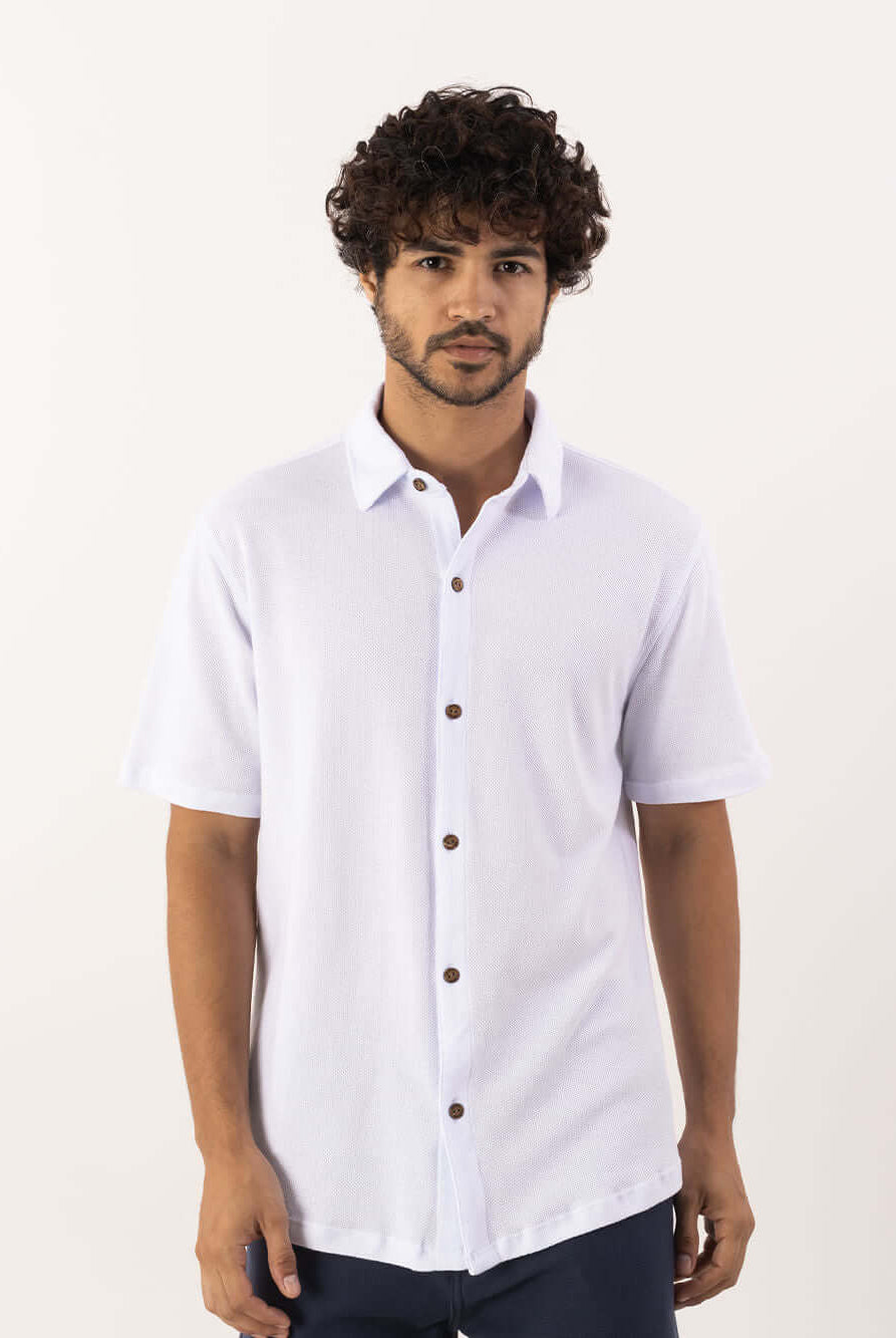 Camisa botão Air branca da Greenish, modelo clássico em tecido de fibras naturais, ideal para ocasiões formais.
