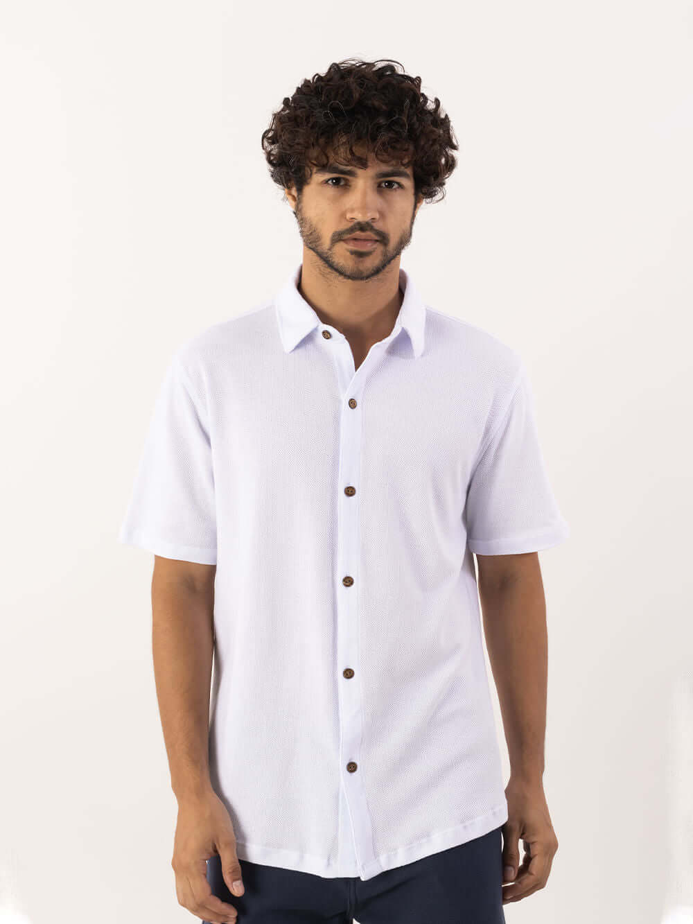 Camisa botão Air branca da Greenish, modelo clássico em tecido de fibras naturais, ideal para ocasiões formais.