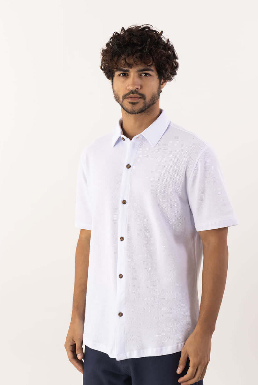 Camisa Botão Air Branca da Greenish, modelo clássico de fibras naturais, ideal para sobreposições e ocasiões formais.