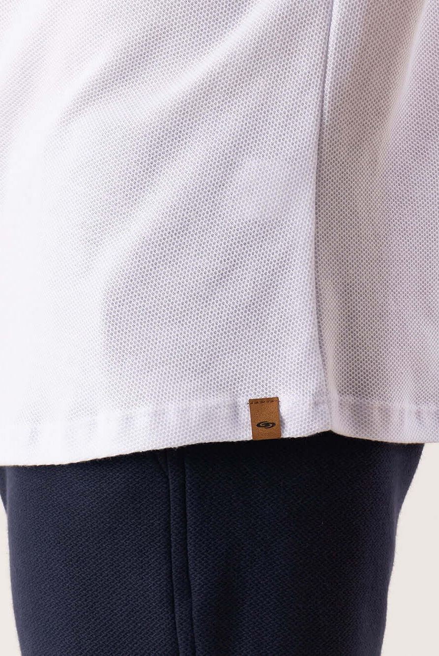 Camisa botão Air branca da Greenish, modelo clássico com tecido de fibras naturais e detalhe de etiqueta.