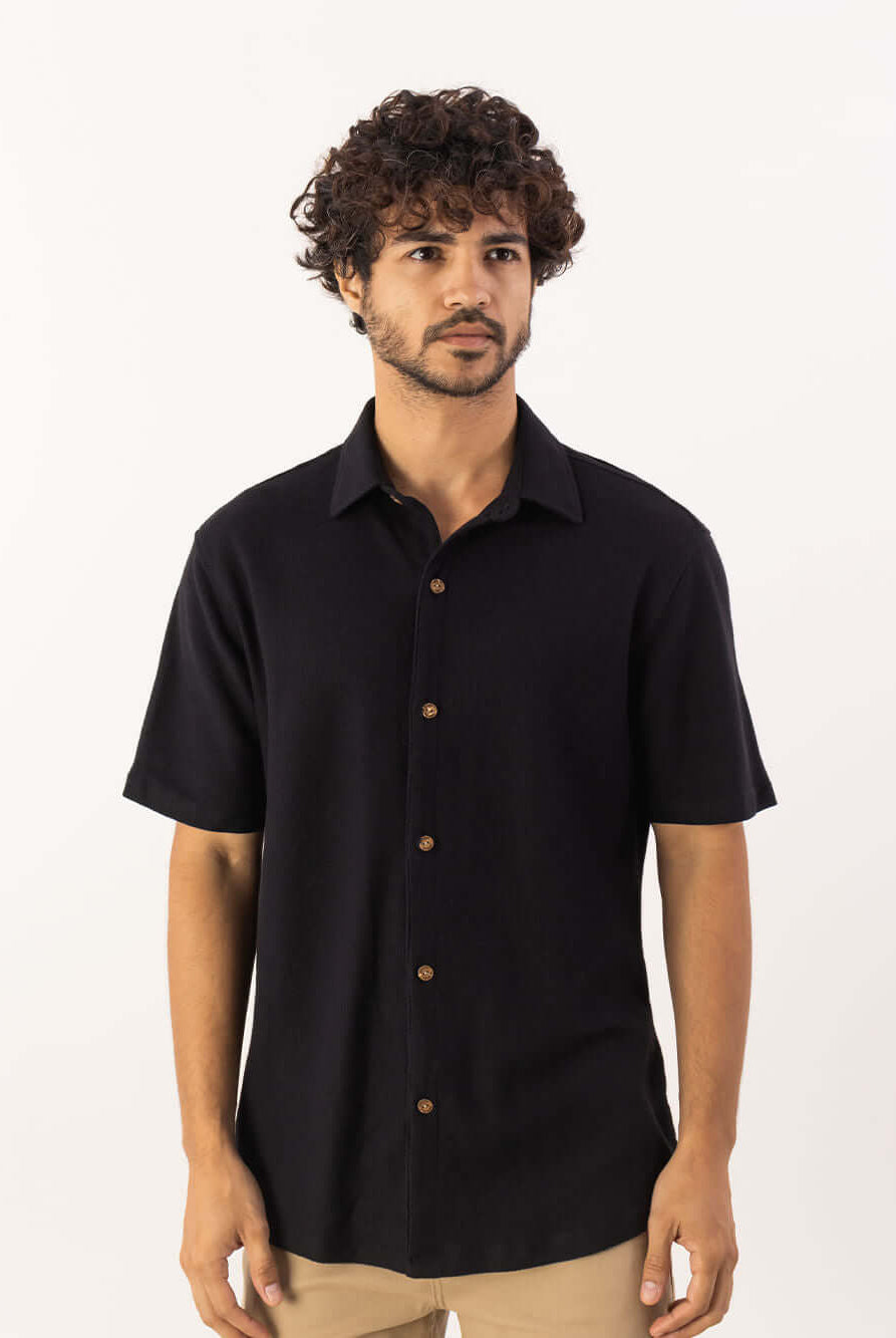 Camisa de botão Air preta da marca Greenish, modelagem clássica e tecido de fibras naturais.