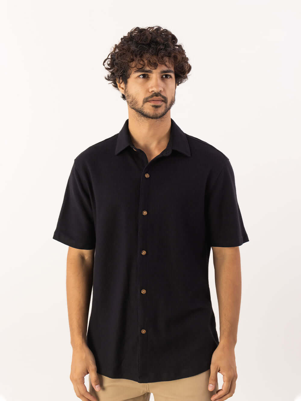 Camisa de botão Air preta da marca Greenish, modelagem clássica e tecido de fibras naturais.