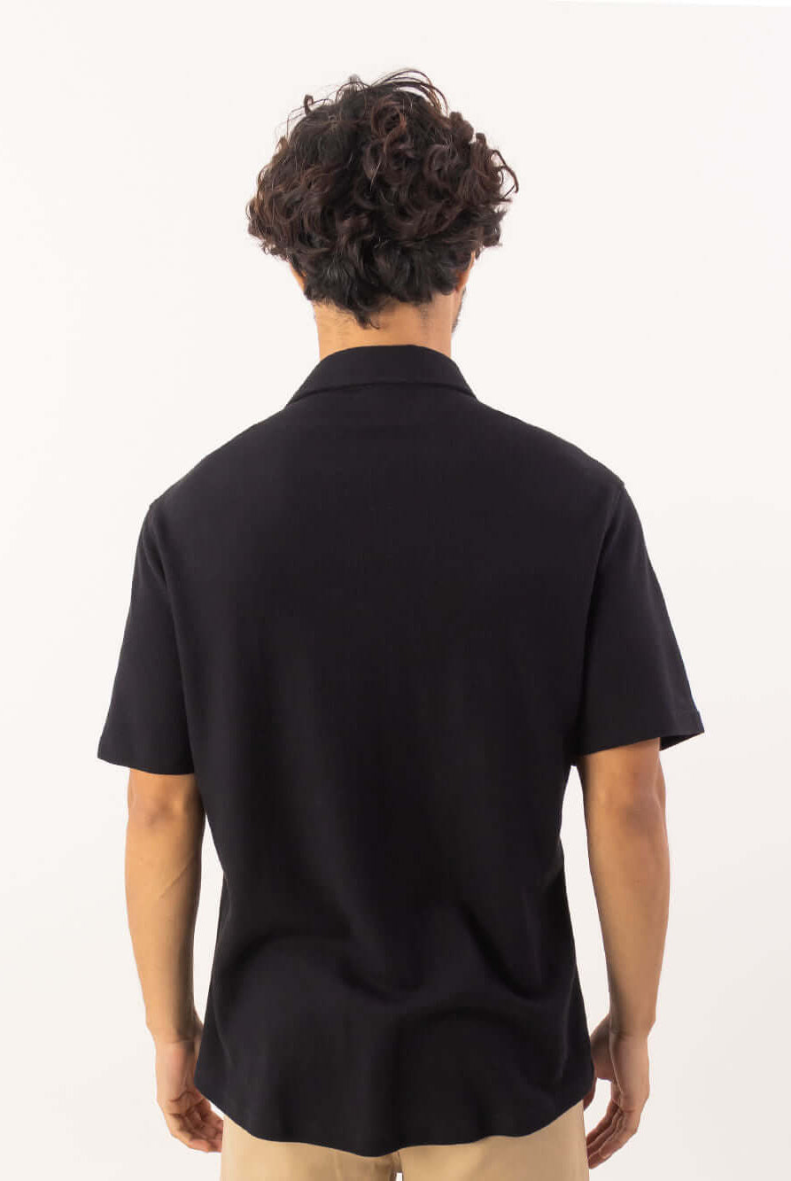 Camisa botão Air preta - Greenish, visual traseiro, modelagem clássica em tecido de fibras naturais.