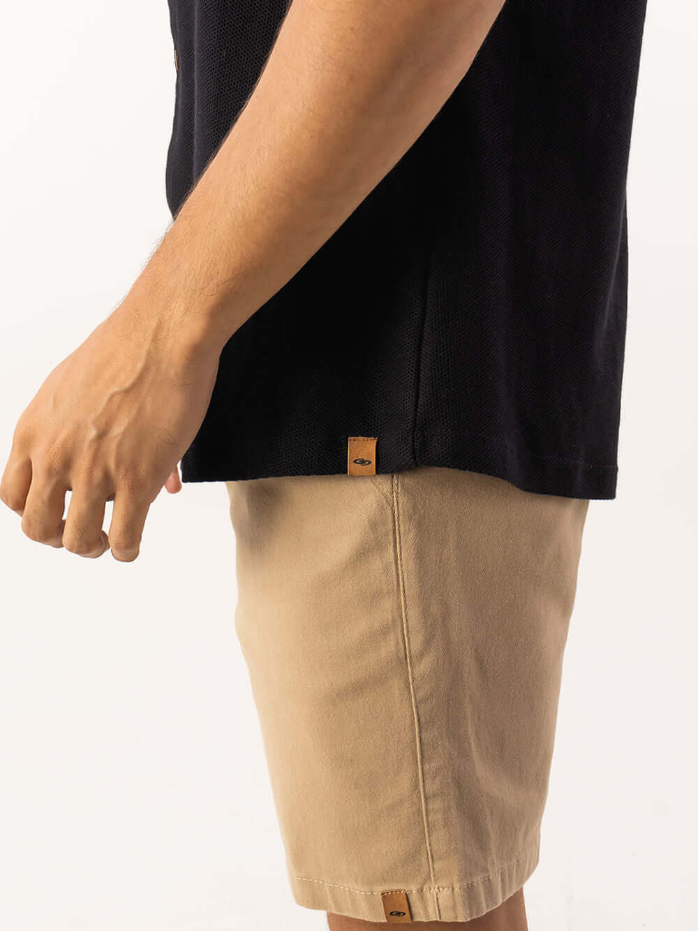 Camisa preta de modelagem clássica da Greenish, em sobreposição com shorts claros, ideal para ocasiões formais.