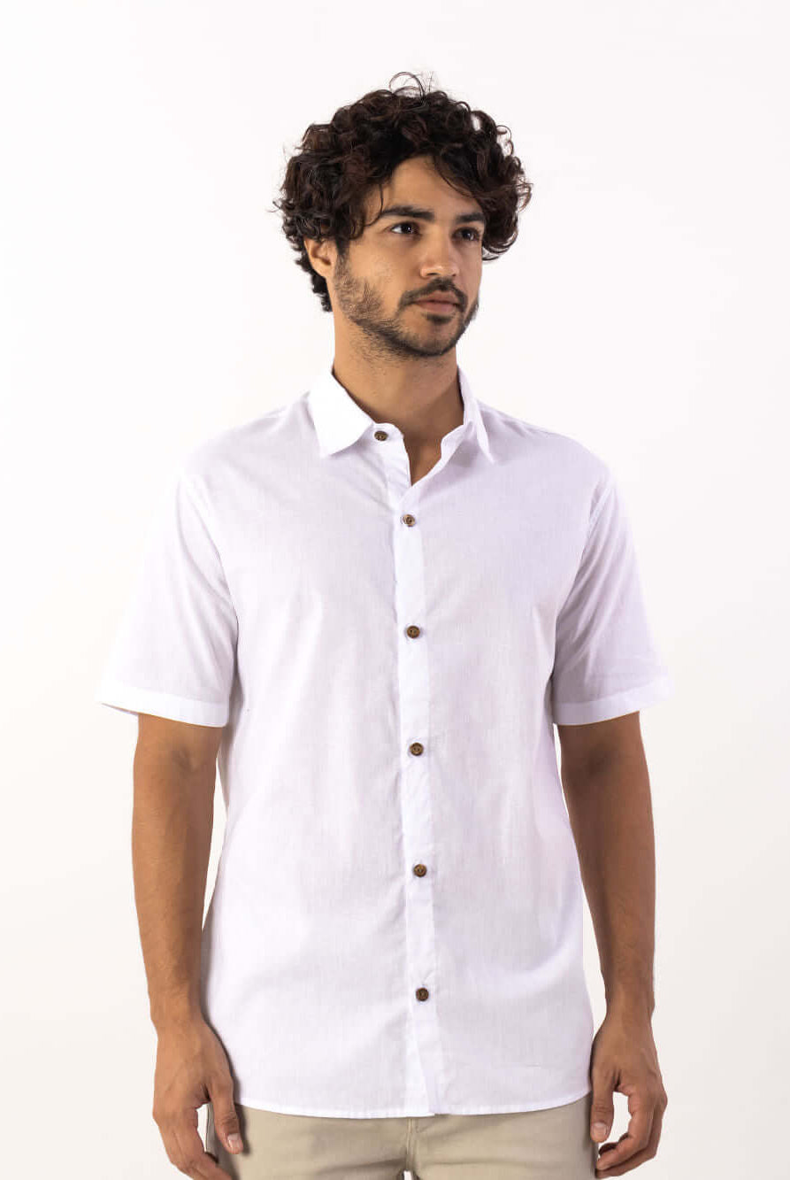 Camisa Linem Essential branca da marca Greenish, leve e versátil para diversas ocasiões.