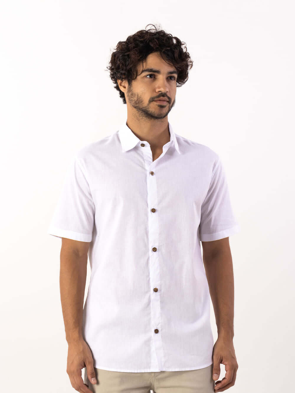 Camisa Linem Essential branca da marca Greenish, leve e versátil para diversas ocasiões.