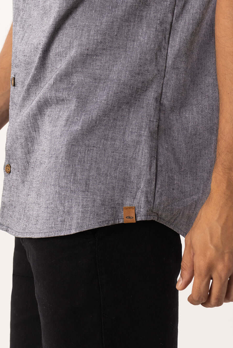 Camisa Linem Essential da Greenish, botões de coco, detalhe da manga e corte clássico para looks versáteis.