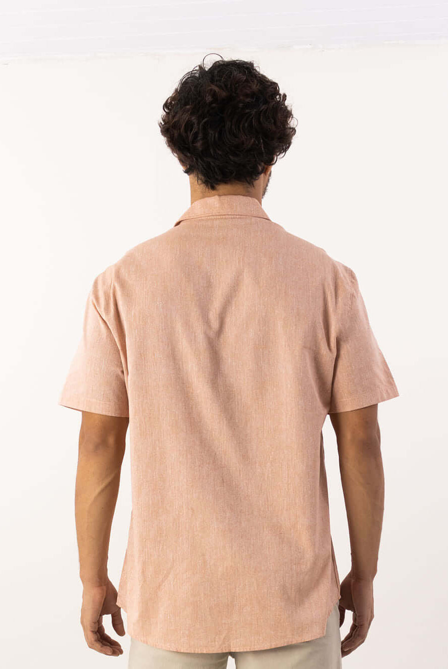 Camiseta Linem Essential Laranja da marca Greenish, vista de costas, ideal para looks casuais e formais.