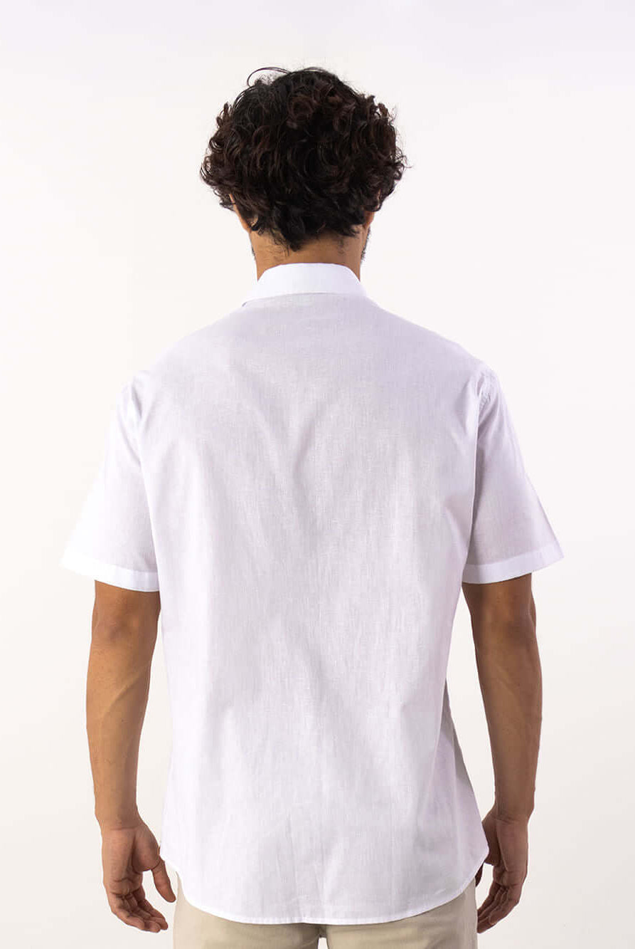 Camisa Linem Essential branca da Greenish, vista de costas, ideal para looks versáteis e confortáveis.