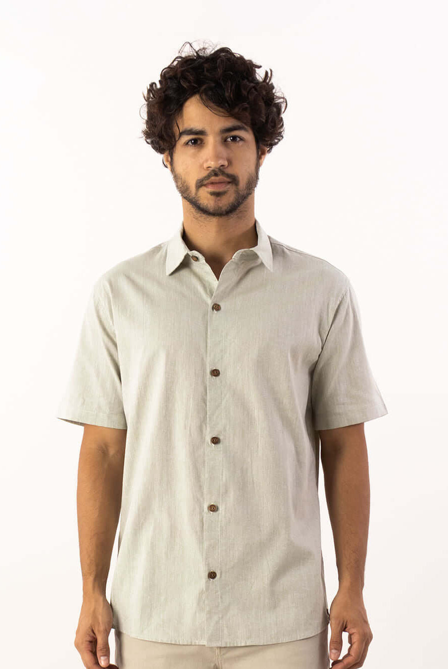 Camisa Linem Essential Verde da Greenish, leve e versátil, ideal para o escritório e lazer.