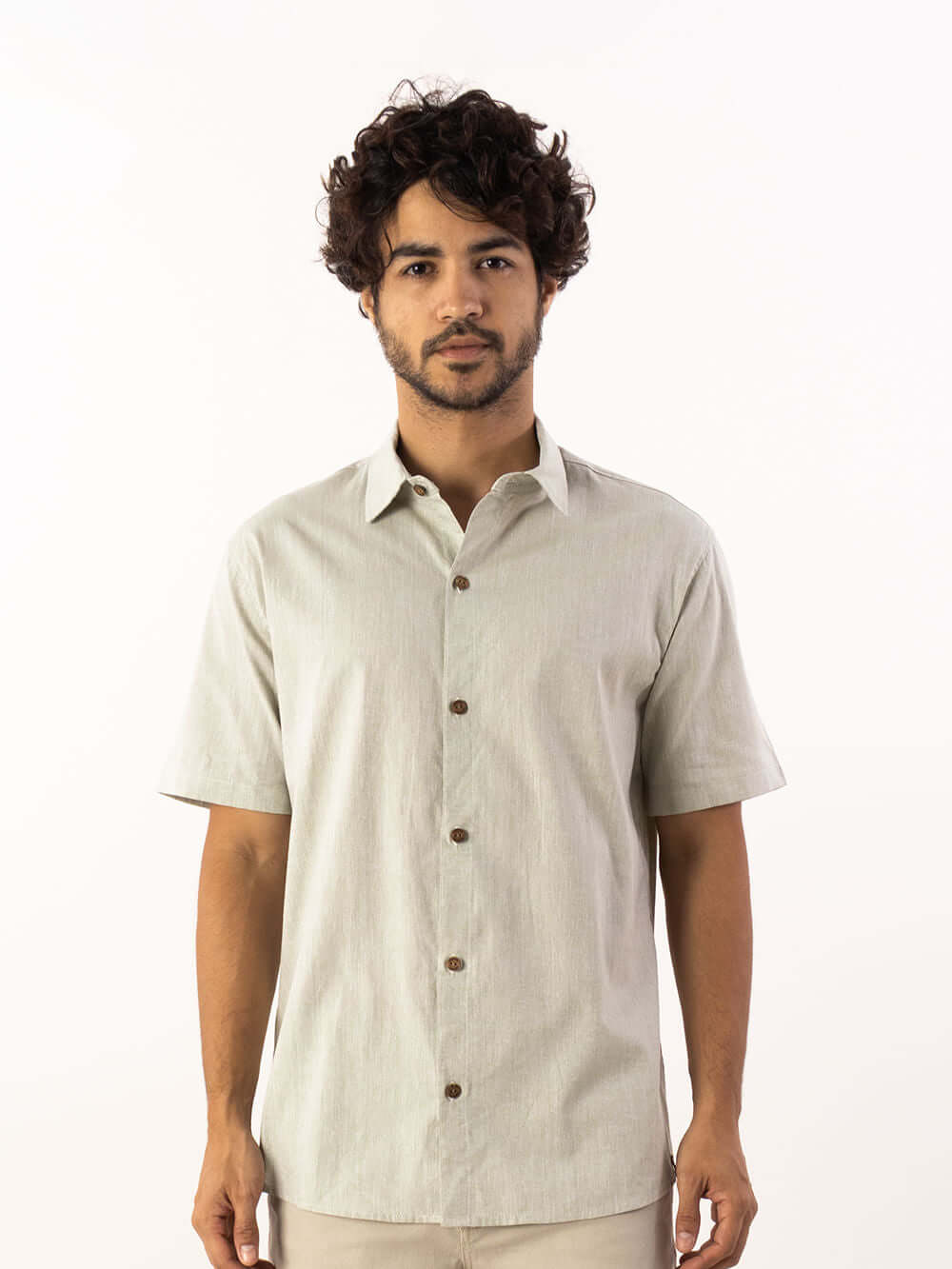 Camisa Linem Essential Verde da Greenish, leve e versátil, ideal para o escritório e lazer.
