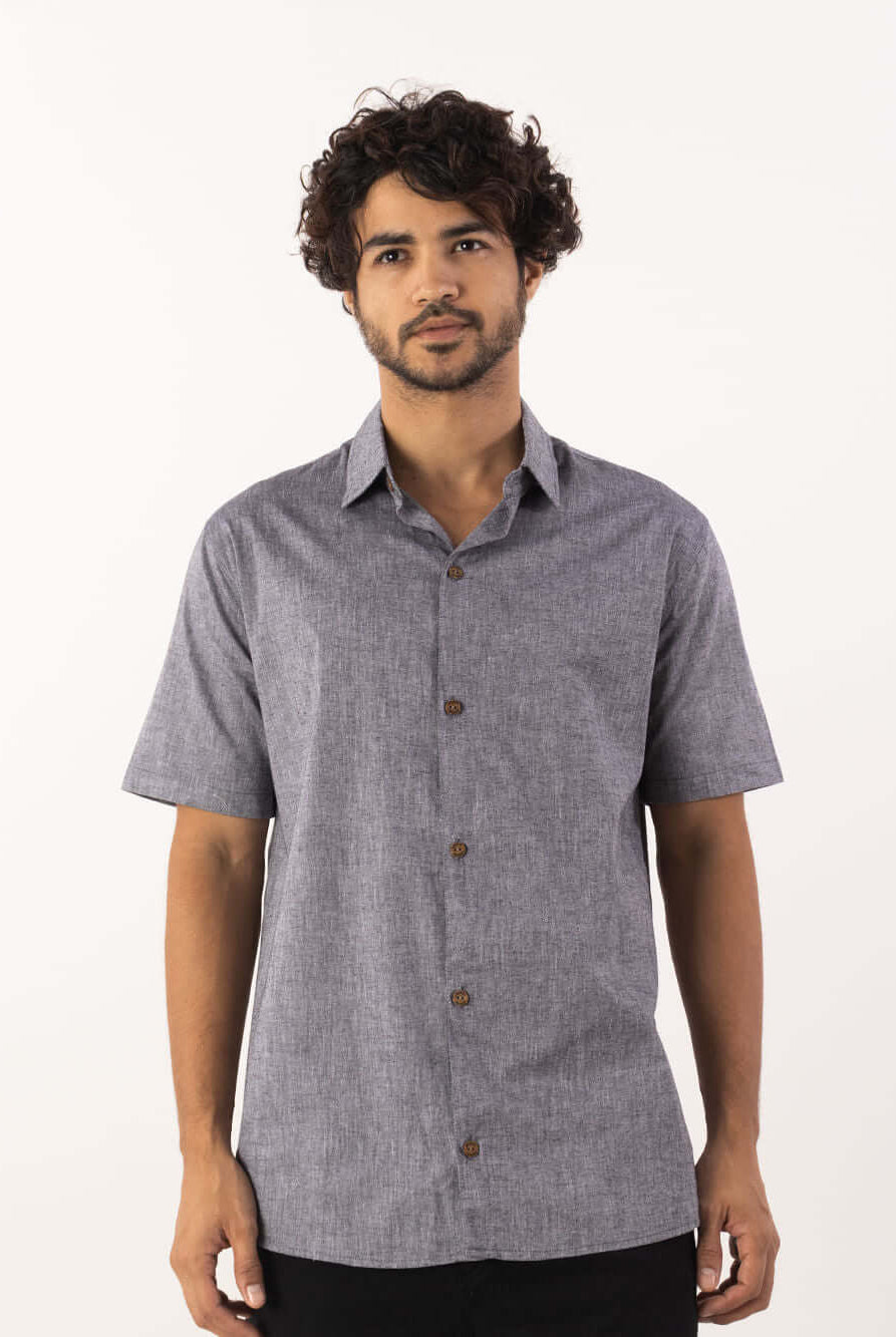 Camisa Linem Essential preta da Greenish, leve, com botões de coco e design versátil para diferentes ocasiões.
