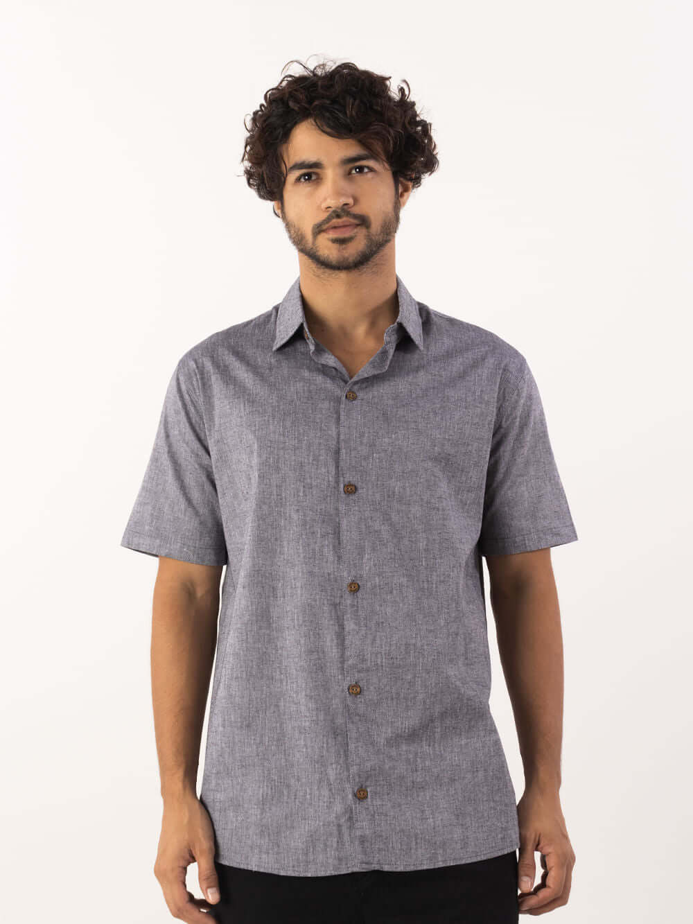 Camisa Linem Essential preta da Greenish, leve, com botões de coco e design versátil para diferentes ocasiões.