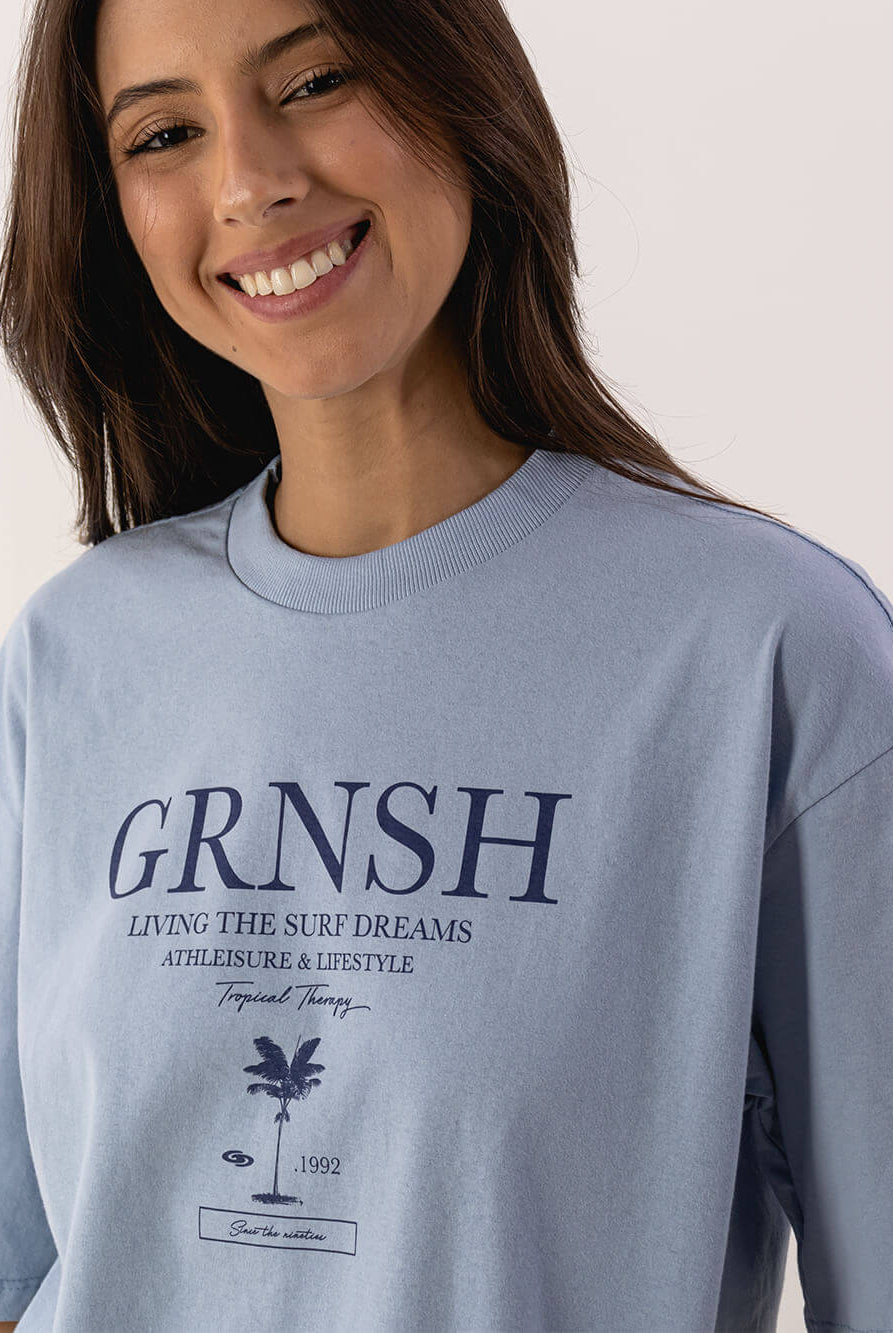 Camiseta oversized azul da Greenish com estampa GRNSH, ideal para o estilo de vida atlético e casual.