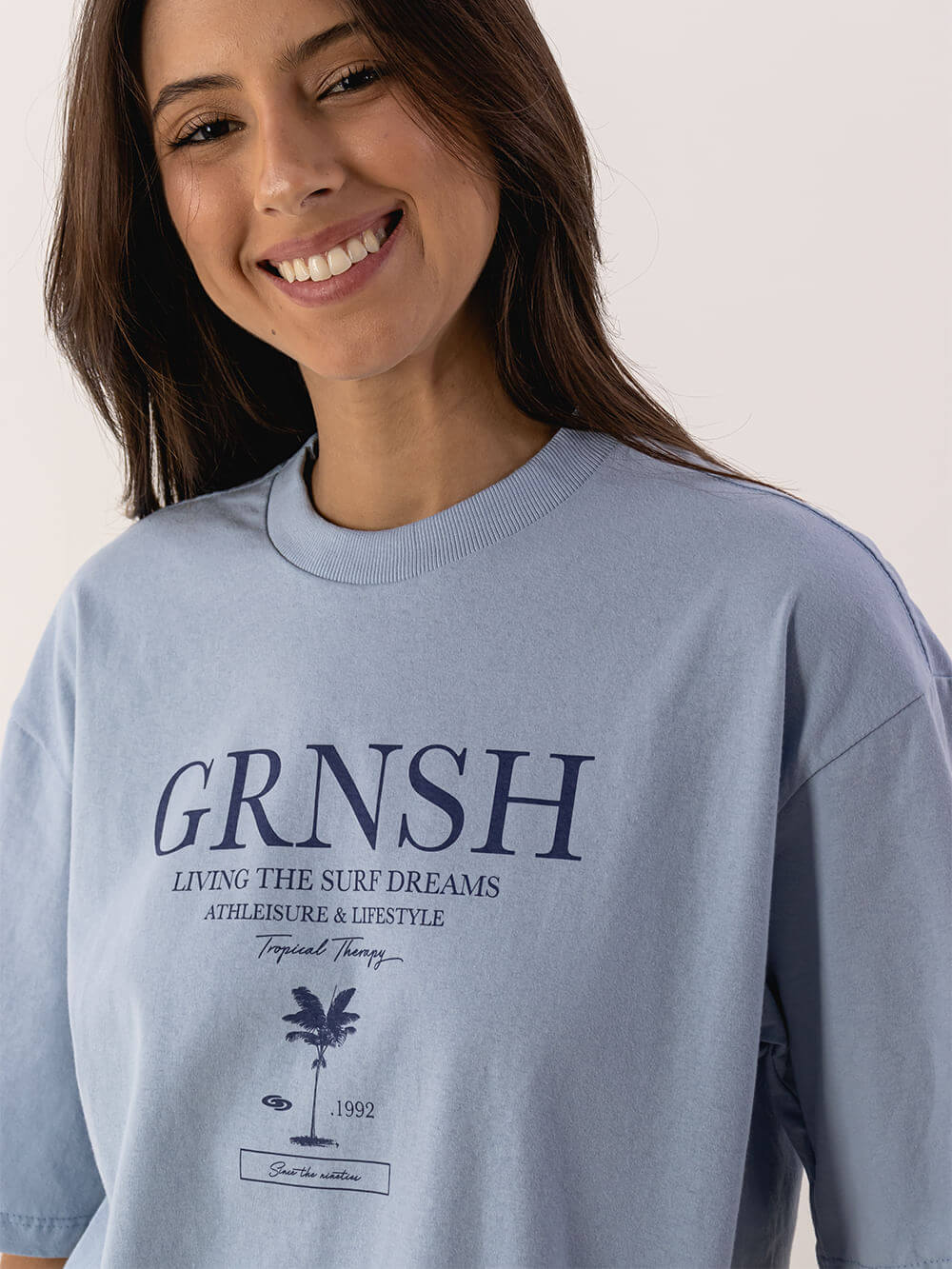 Camiseta oversized azul da Greenish com estampa GRNSH, ideal para o estilo de vida atlético e casual.