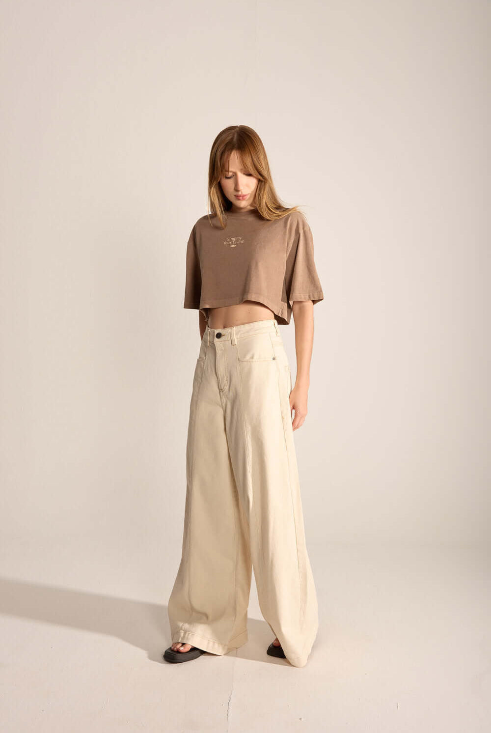 Modelo usando a Calça Laila - Natural da Greenish, ampla e confortável, ideal para o dia a dia.