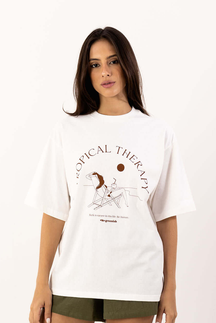 Camiseta oversized branca com estampa "Tropical Therapy" da Greenish, perfeita para um look confortável e estiloso.