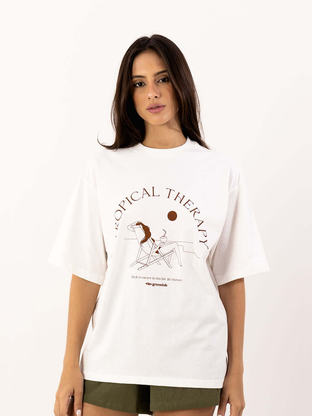 Camiseta oversized branca com estampa "Tropical Therapy" da Greenish, perfeita para um look confortável e estiloso.
