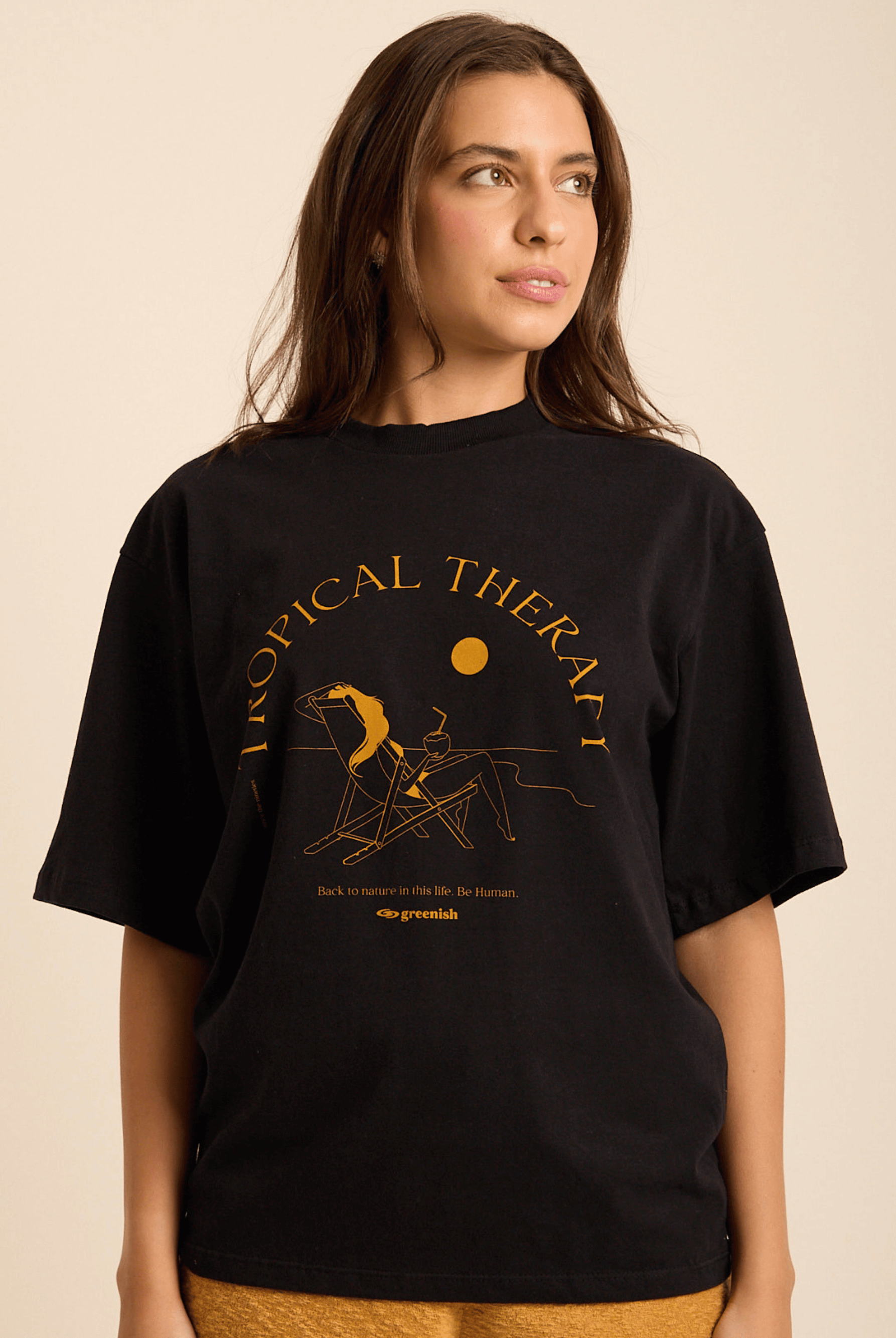 Camiseta oversized preta 'Tropical Therapy' da Greenish, estilo streetwear, confortável e com estampa exclusiva.