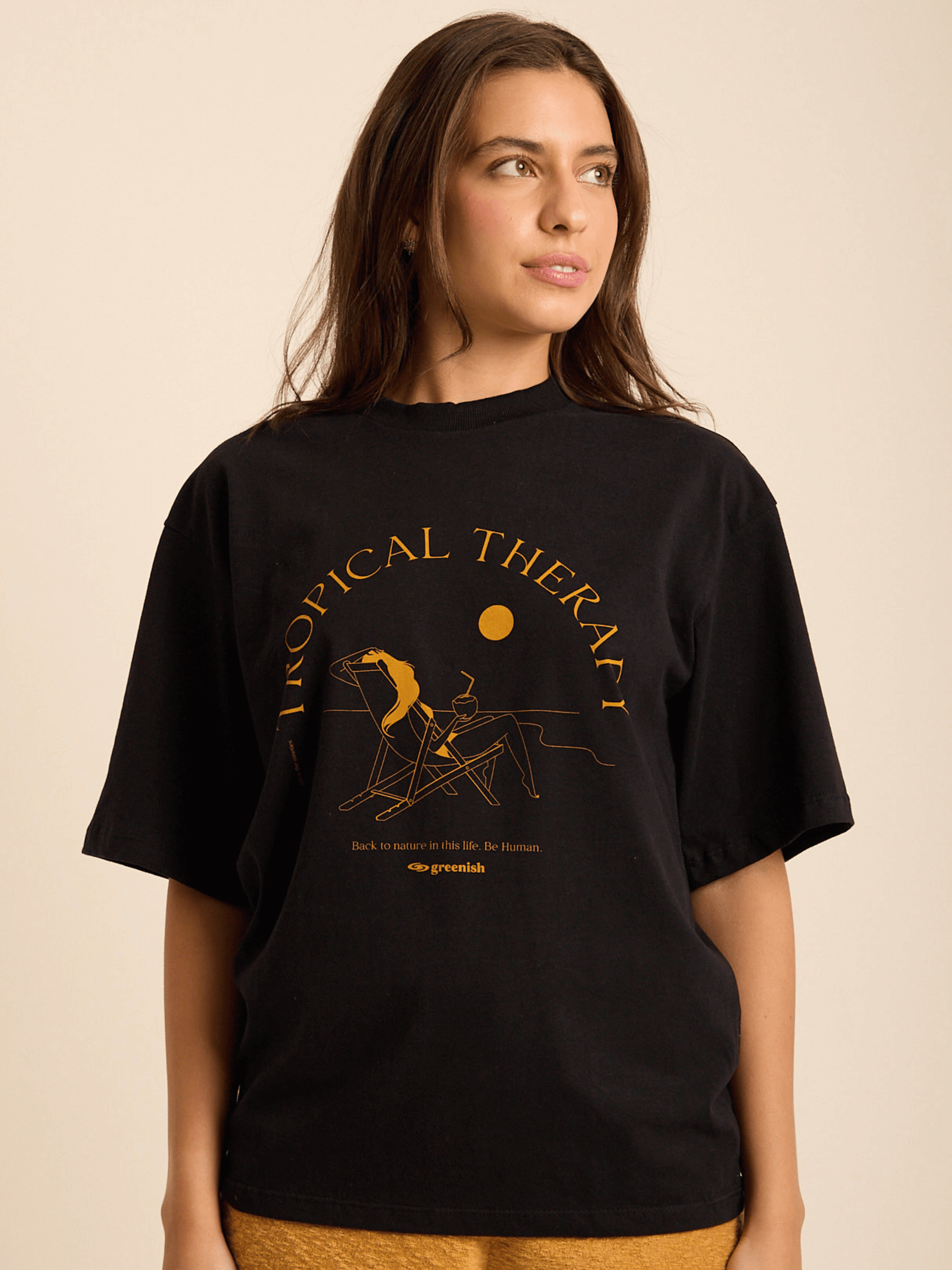 Camiseta oversized preta 'Tropical Therapy' da Greenish, estilo streetwear, confortável e com estampa exclusiva.