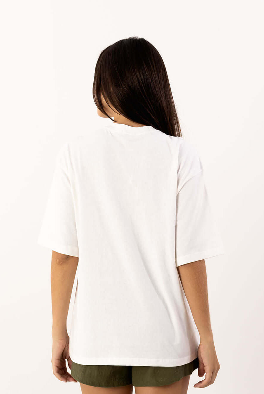 Camiseta oversized branca feminina da Greenish, vista de costas, estilo casual e confortável.