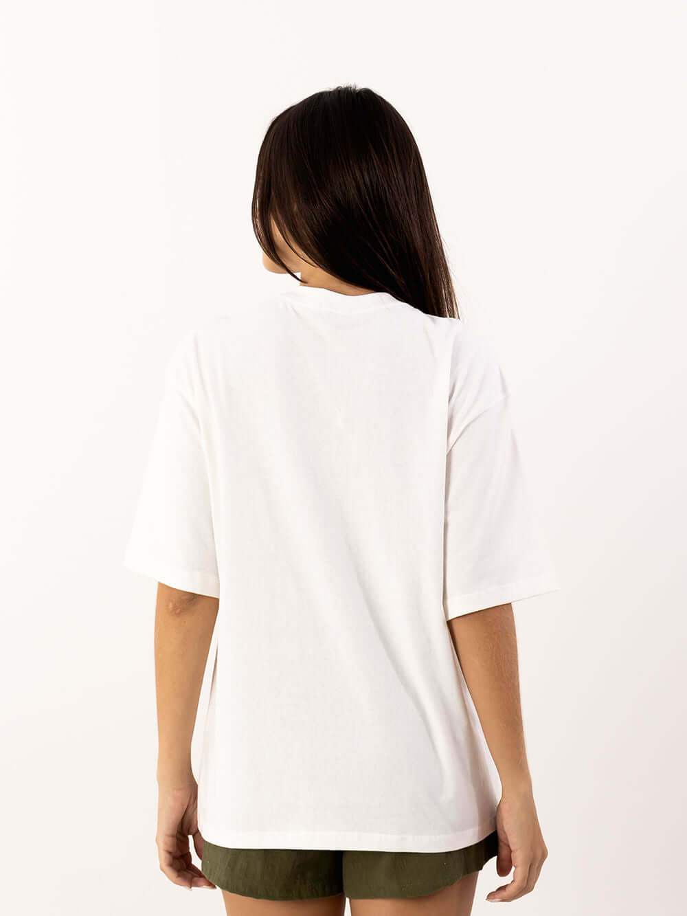 Camiseta oversized branca feminina da Greenish, vista de costas, estilo casual e confortável.