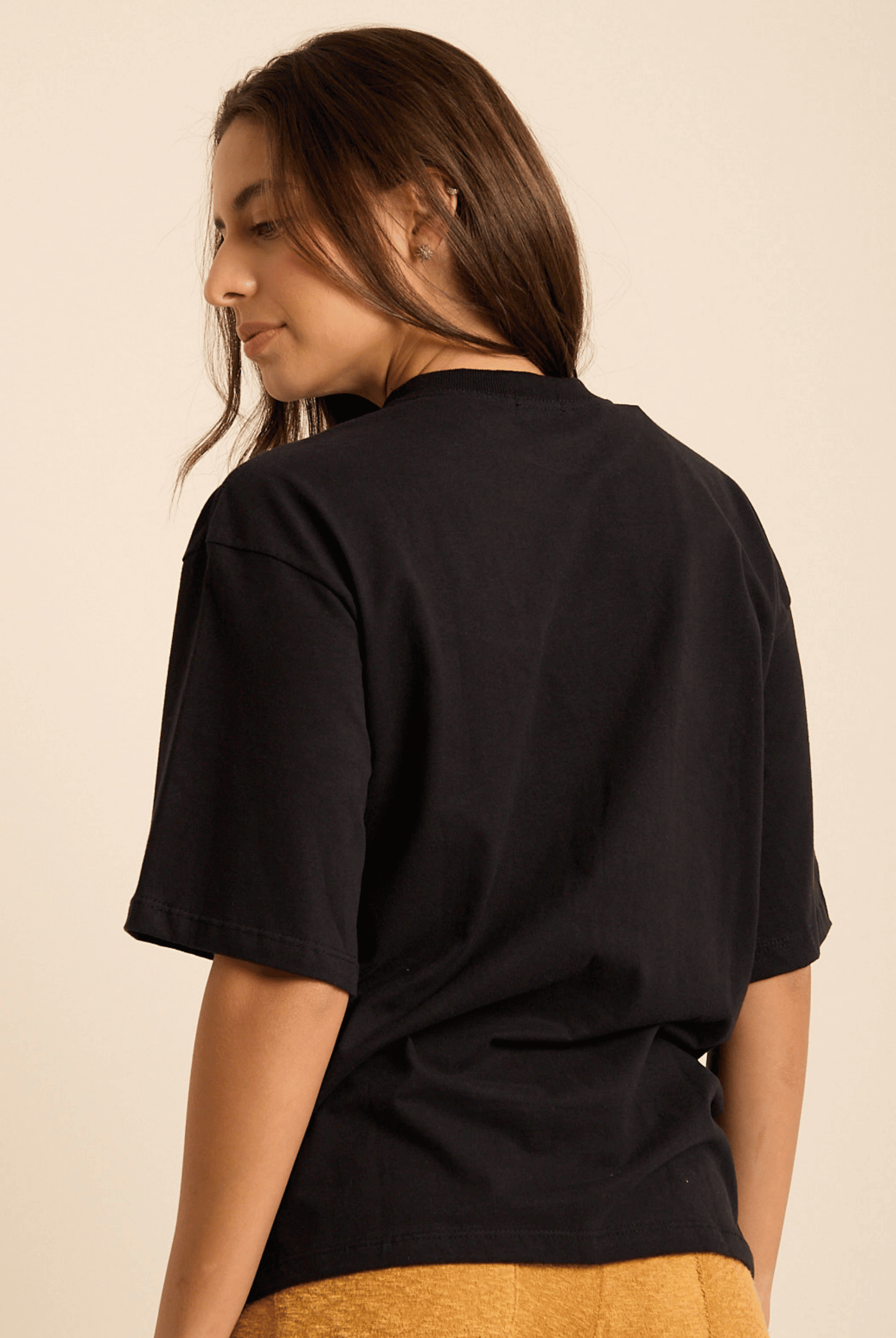 Camiseta oversized preta feminina Greenish, conforto e estilo casual para os dias cool.