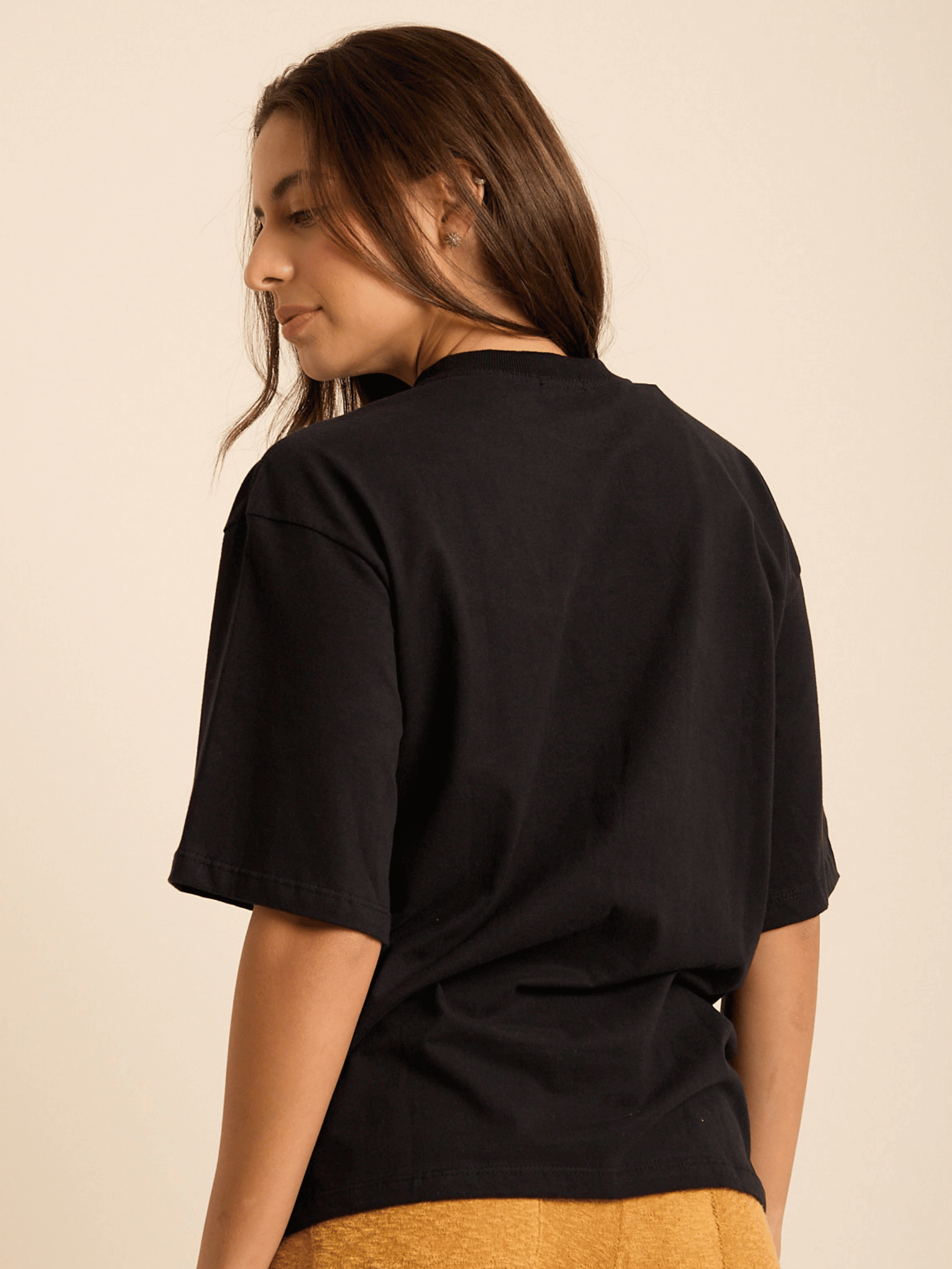 Camiseta oversized preta feminina Greenish, conforto e estilo casual para os dias cool.