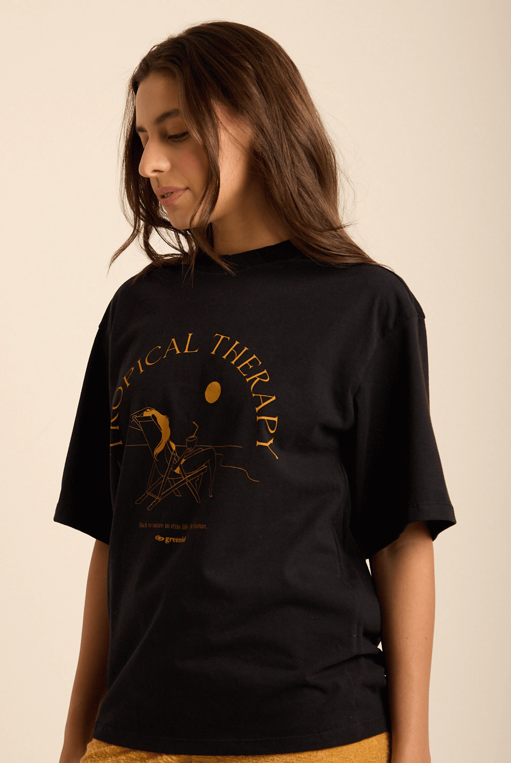 Camiseta oversized feminina preta da Greenish com estampa Tropical Therapy, ideal para looks confortáveis.