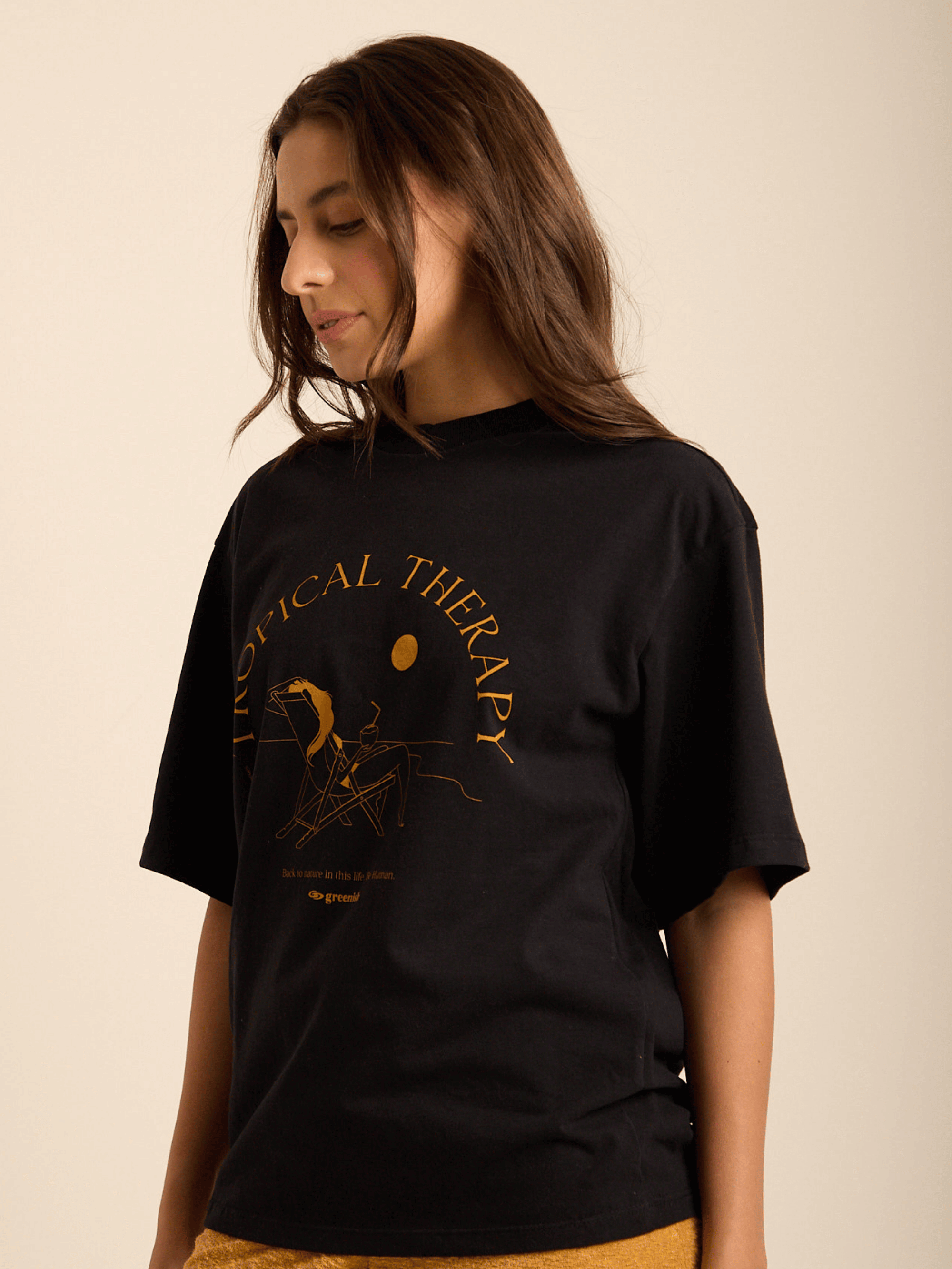 Camiseta oversized feminina preta da Greenish com estampa Tropical Therapy, ideal para looks confortáveis.