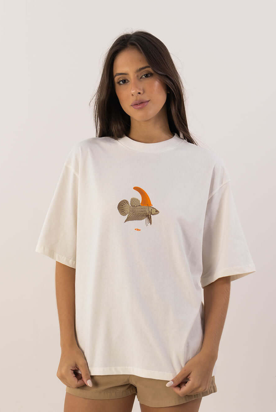 Camisa oversized bege da Greenish, estampada com um peixe, estilo comfy e despojado, perfeita para o dia a dia.