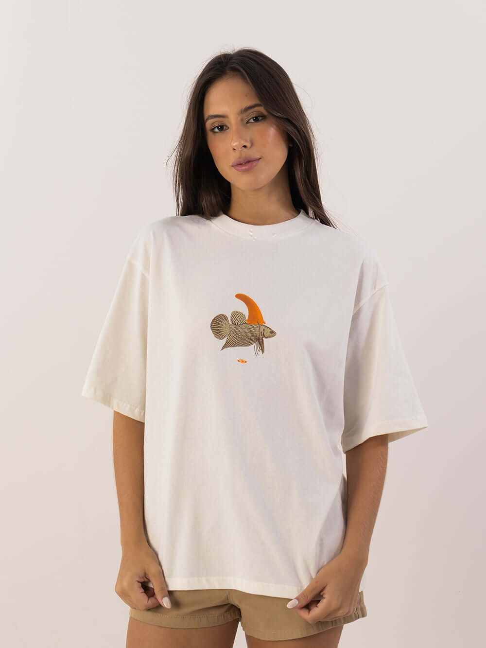 Camisa oversized bege da Greenish, estampada com um peixe, estilo comfy e despojado, perfeita para o dia a dia.