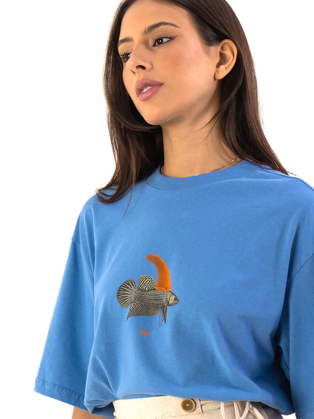 Modelo vestindo T-shirt Oversized Warning Azul da Greenish, com estampa de peixe e gola larga.