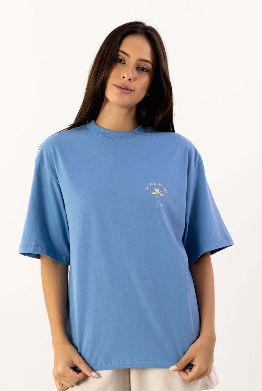 Camiseta oversized azul vivo da Greenish, perfeita para um estilo urbano e confortável.