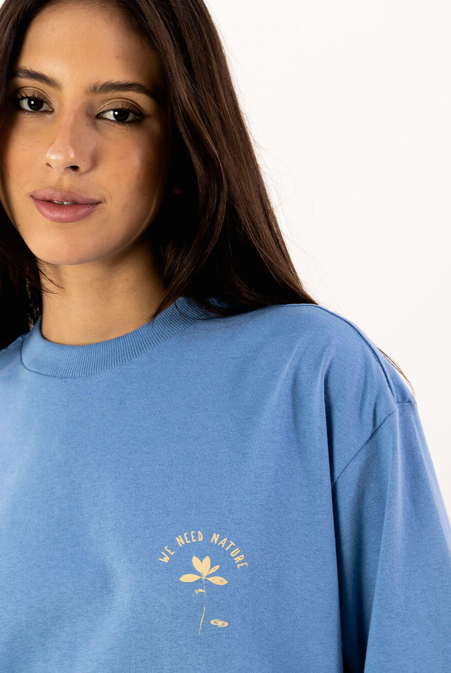 Camiseta Oversized Nature azul vivo da Greenish, com estampa floral e caimento moderno, ideal para o estilo urbano.
