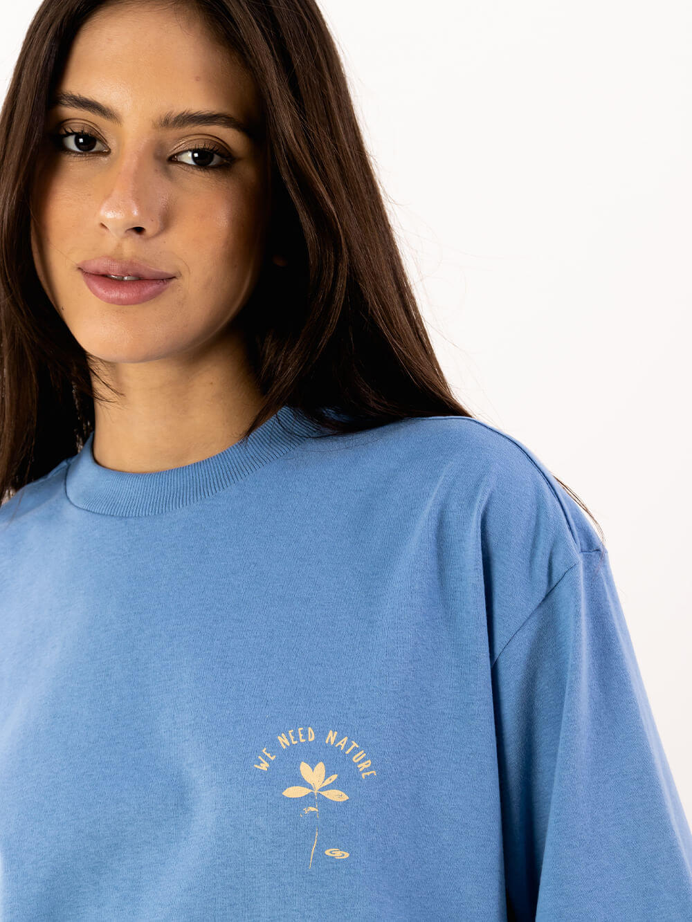 Camiseta Oversized Nature azul vivo da Greenish, com estampa floral e caimento moderno, ideal para o estilo urbano.