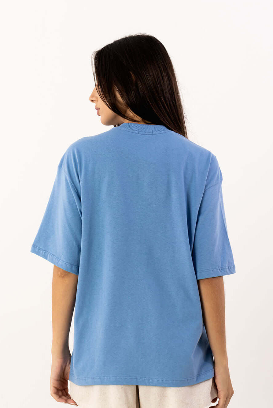 Camiseta oversized azul vivo da Greenish com caimento solto, vista traseira, ideal para o estilo urbano.