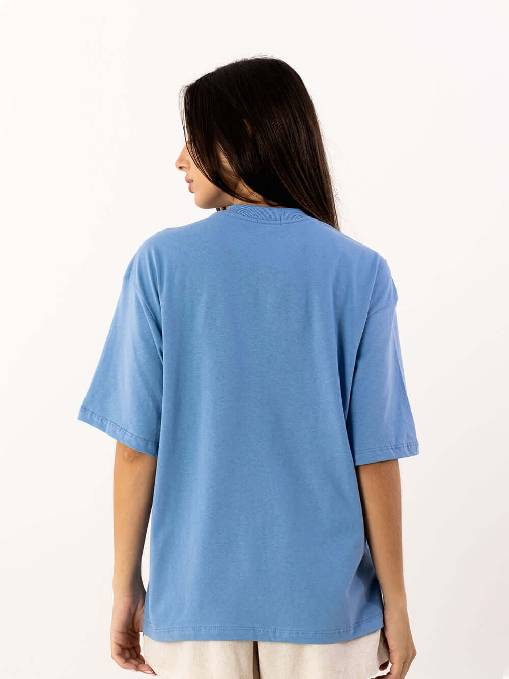 Camiseta oversized azul vivo da Greenish com caimento solto, vista traseira, ideal para o estilo urbano.