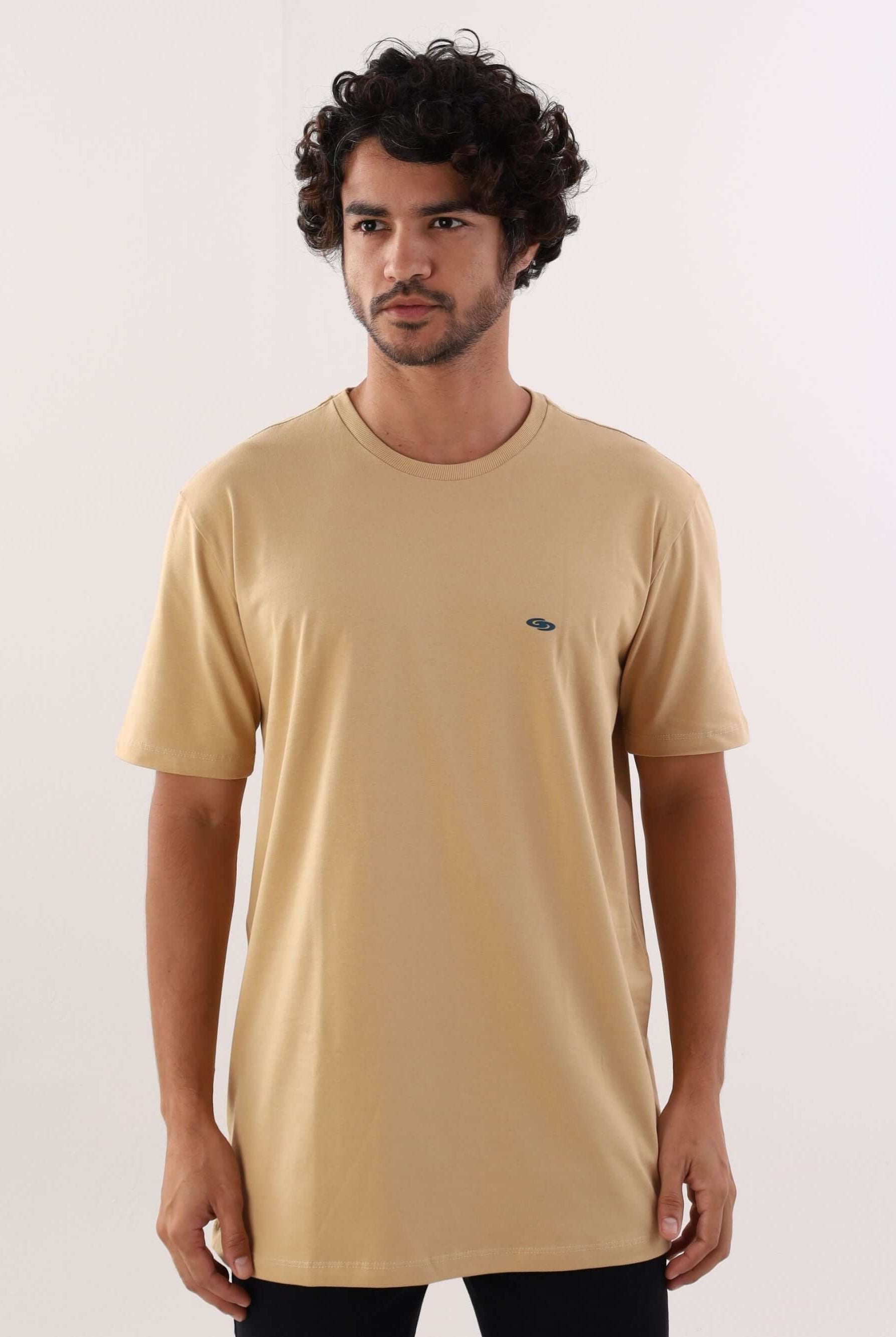 Camiseta bege simples da Greenish, com modelagem clássica e toque leve, ideal para o uso diário.