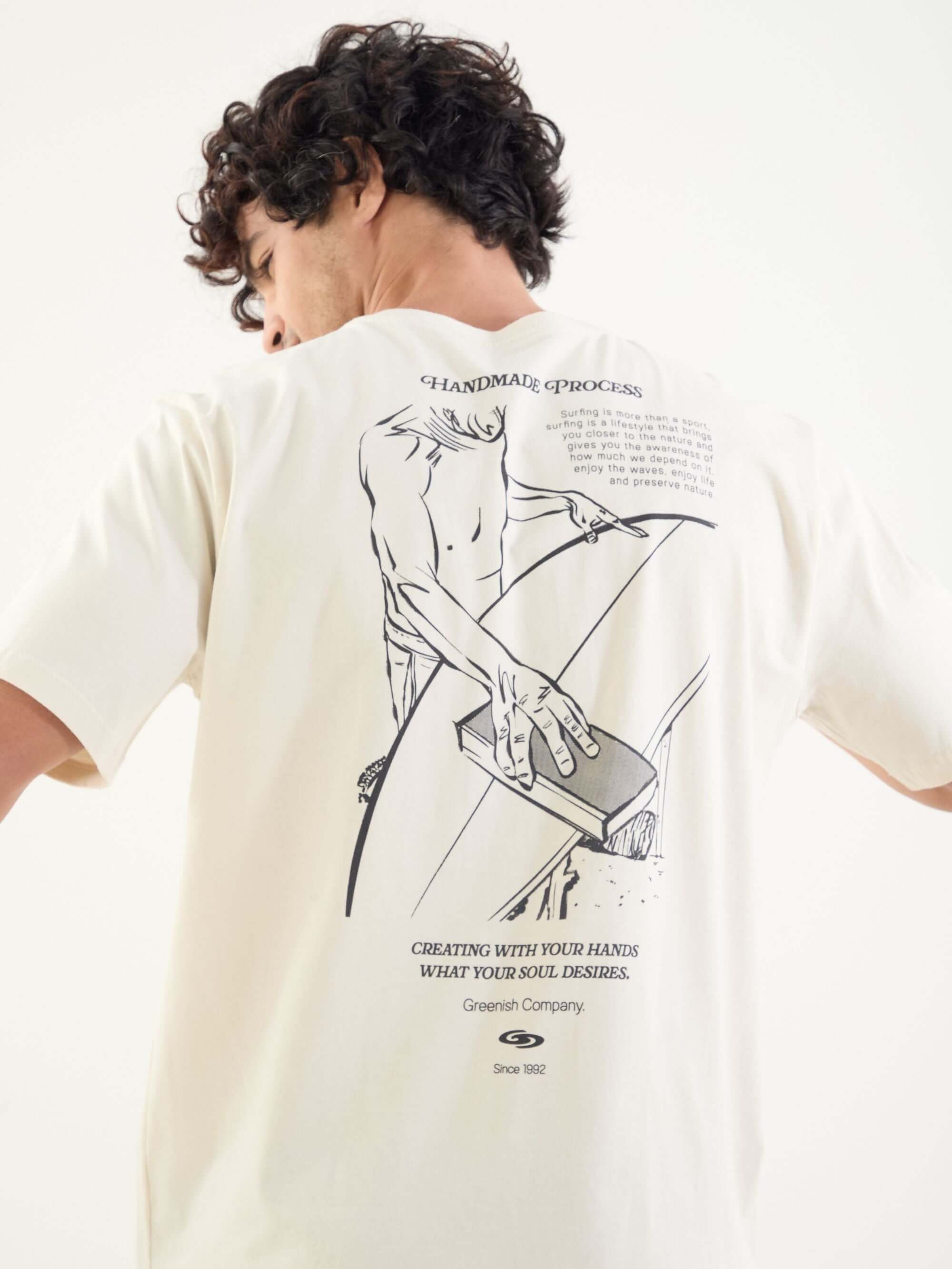 Camiseta Handmade Process Beige da Greenish com estampa exclusiva nas costas, inspirada no surf e na criação artesanal.